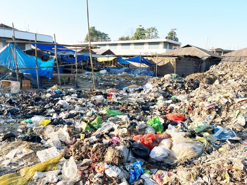 Heaps of garbage seen dumped behind Supermarket complex in Dimapur on December 3. Speaking to one resident whose house was just adjacent to the pile of garbage, she complained of the foul smell and flies emanating from it. “It is very difficult for us to live here but what can we do,” she told The Morung Express. She alleged that trucks kept coming to dump their waste on the site every day, adding that it has almost been a month now. On November 24, 2022, the National Green Tribunal (NGT) had slapped Rs 200 crore fine on Nagaland state for its failure to scientifically manage liquid and solid waste, in violation of mandate of law, particularly judgements of the Supreme Court and the Tribunal. At the present Nagaland generates 282.43 tonnes of waste per day according to the NGT report. (Morung Photo)